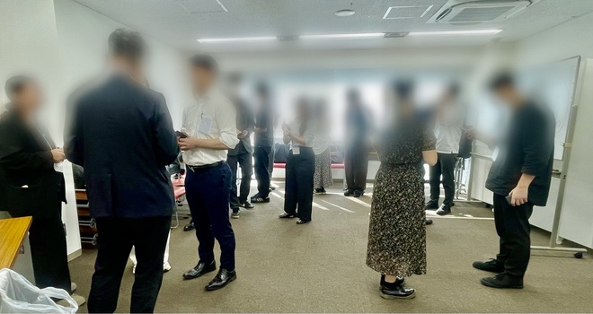 IT・SES交流会 in 市ヶ谷の開催風景。参加者が和やかな雰囲気の中で情報交換や交流を行っている様子