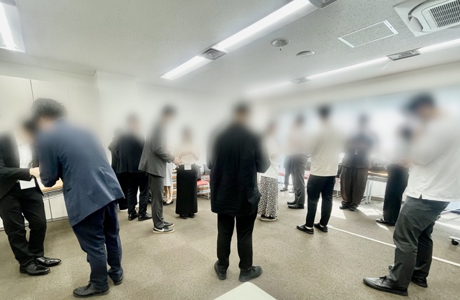 IT・SES交流会 in 市ヶ谷の開催風景。参加者が和やかな雰囲気の中で情報交換や交流を行っている様子